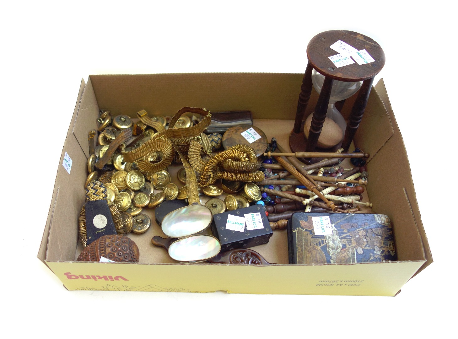 A quantity of small collectables including naval brass buttons and