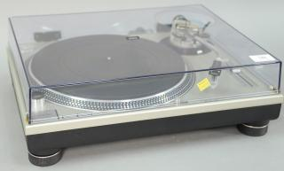 Technics Quartz SL 1200MK2 professional turntable