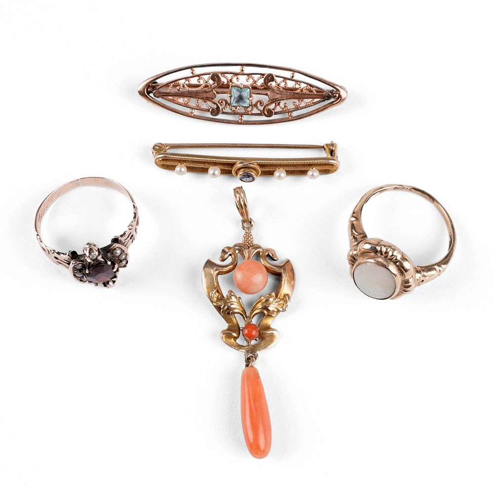 Grp 5 Gold Jewelry Pins Rings Pendant Group of five