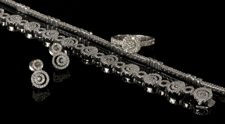 Fourteen Karat White Gold and Diamond Straight Link Bracelet composed