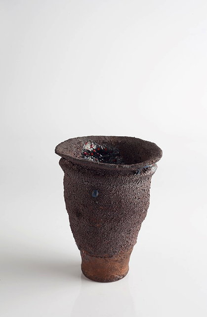 Robin Welch British b 1936 Vaseimpressed potter s seal12cm high