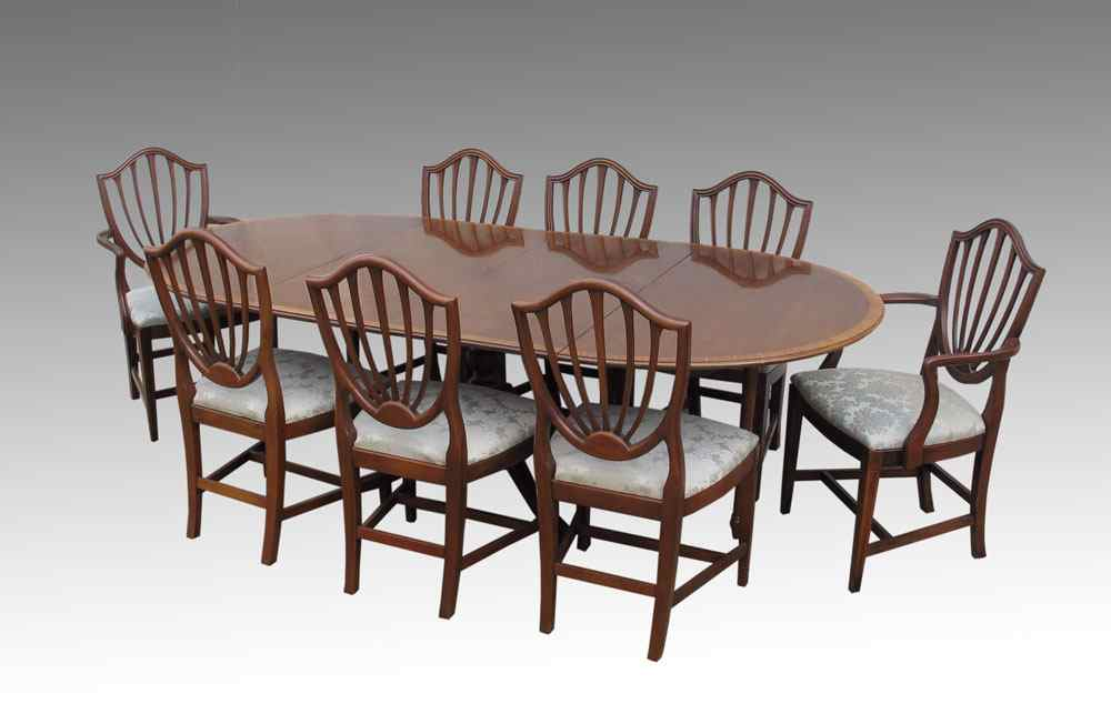 HICKORY CHAIR CO DINING TABLE AND 8 CHAIRS Oval pedestal
