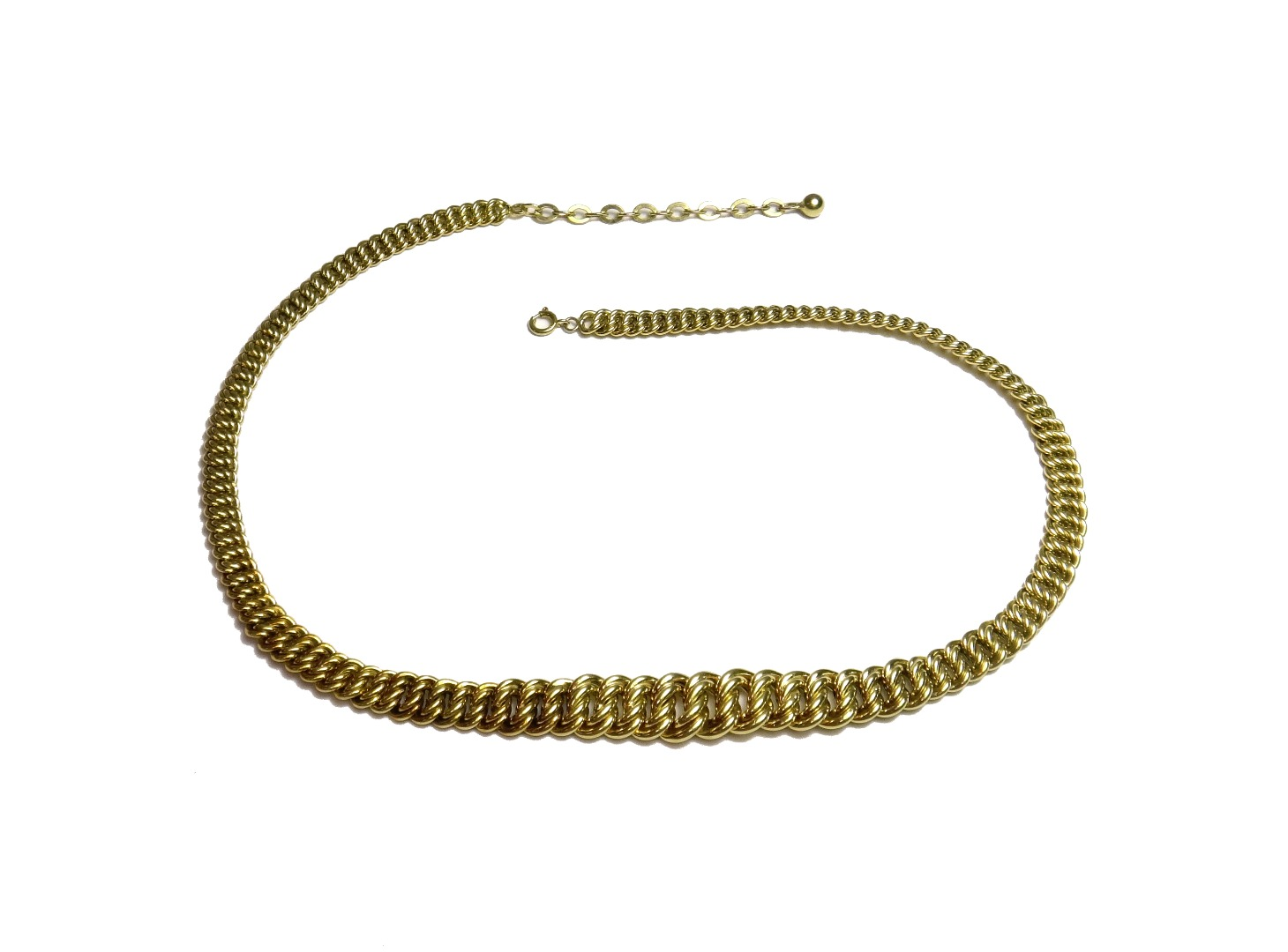 A European necklace in a graduated twin interwoven link design