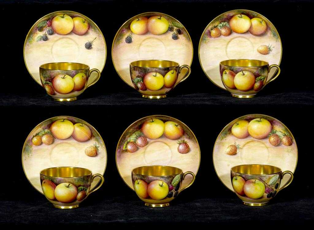 A SET OF SIX WORCESTER DECORATED TEA CUPS AND SAUCERS
