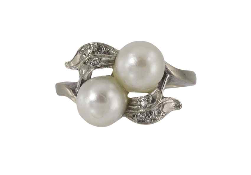 14K PEARL DIAMOND RING 14K white gold ring contains six