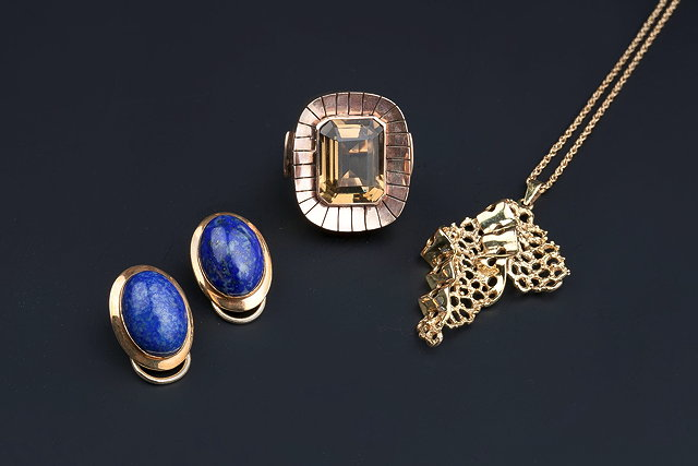 A PAIR OF OVAL LAPIS LAZULI EARCLIPS with hinged clip