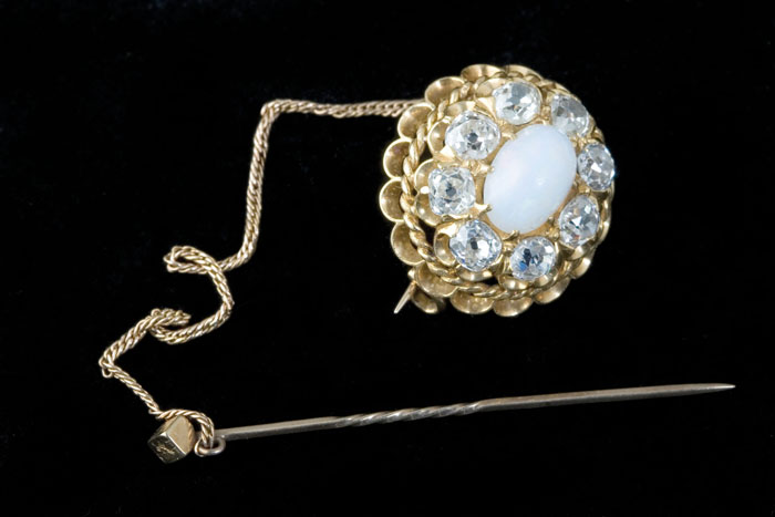 DIAMOND WHITE STONE AND GOLD PIN Set with center oval