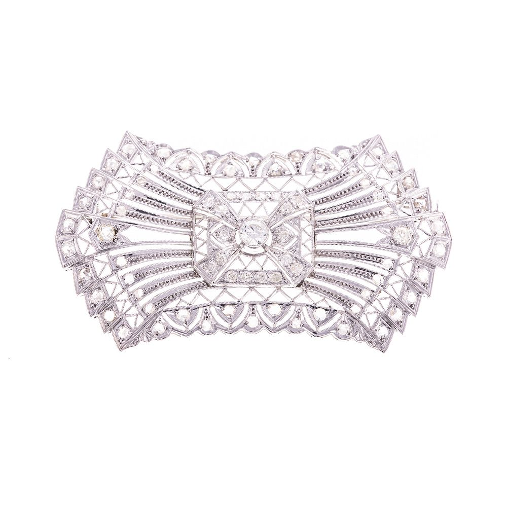 An Edwardian Diamond Brooch in 18K c 1910s 18K white