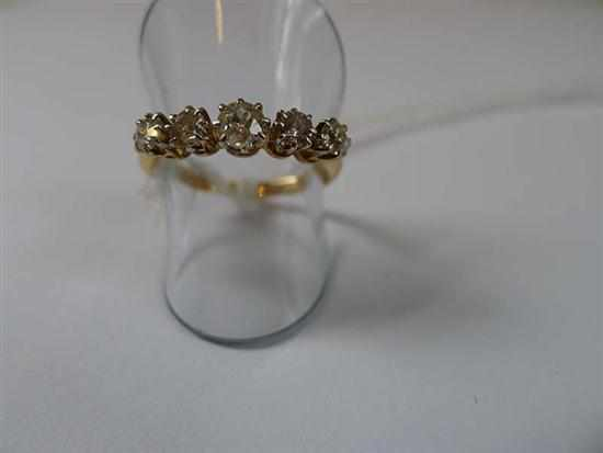 AN ANTIQUE FIVE STONE DIAMOND RING SET WITH OLD EUROPEAN