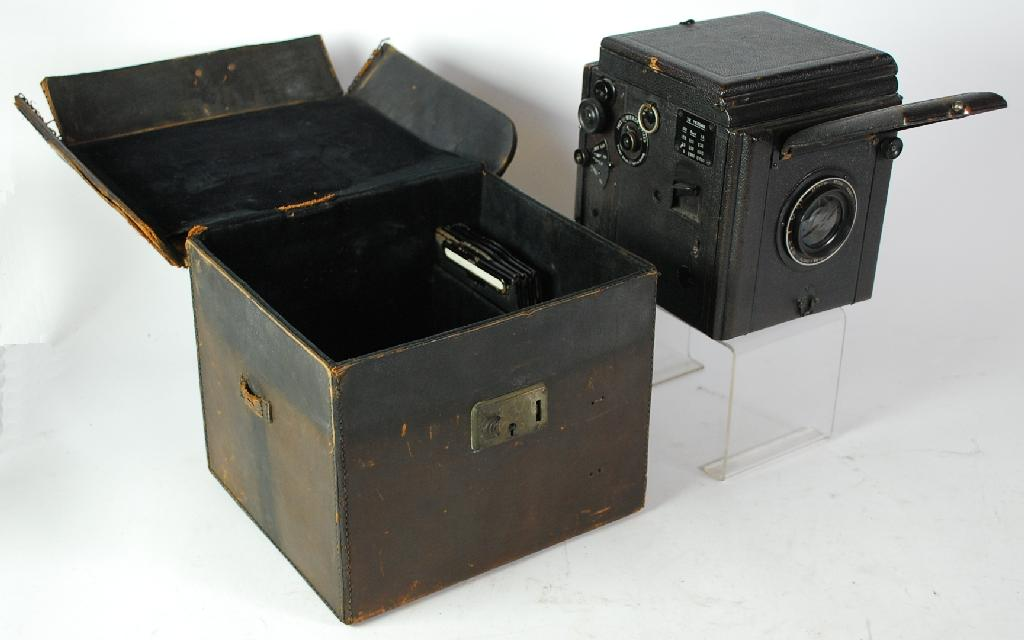 BUTCHERS EARLY TWENTIETH CENTURY POPULAR PRESSMAN PLATE CAMERA with bellows