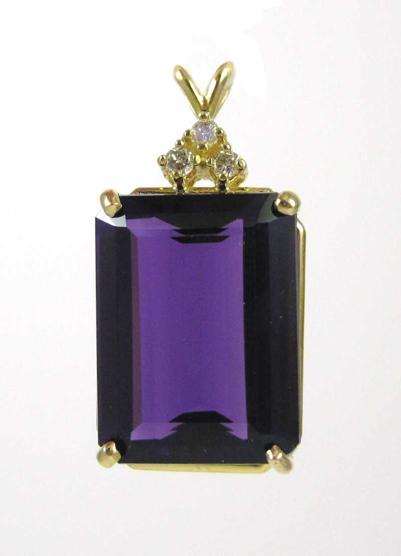 AMETHYST AND FOURTEEN KARAT GOLD PENDANT with three round cut
