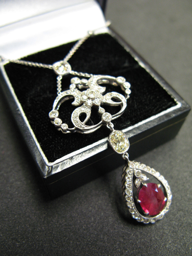 RUBY DIAMOND AND EIGHTEEN KARAT WHITE GOLD PENDANT NECKLACE the