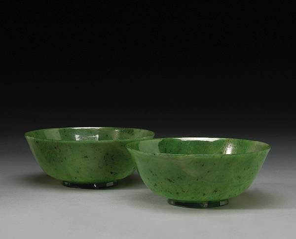 A pair of spinach jade bowls 20th Century Of simple
