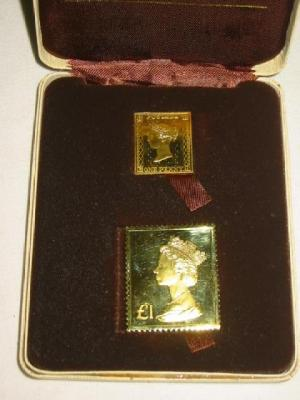 A 22CT GOLD REPLICA STAMP SET depicting a Penny Black