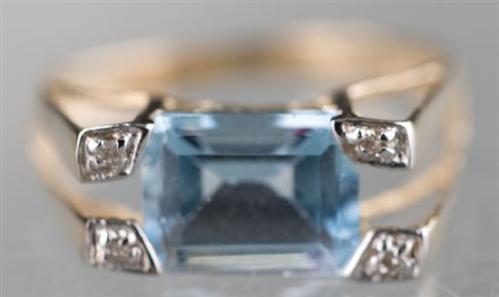 14KT yellow gold sky blue topaz ring Ring has an