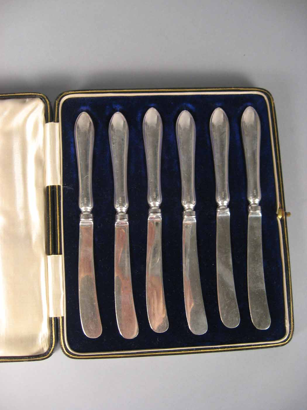 Cased set of six Edwardian sterling silver fruit knives john