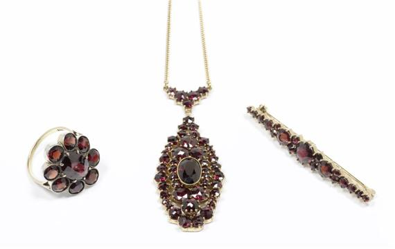 SET GARNET NECKLACE RING AND BROOCH ca 1950 Silver gold