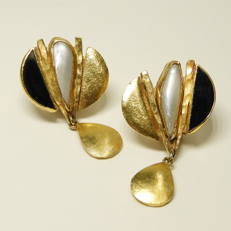 FINE 22K 14K GOLD M O P ONYX DESIGNER EARRINGS