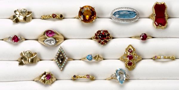 GOLD AND GEMSTONE RINGS Seventeen rings include diamonds rubies garnets