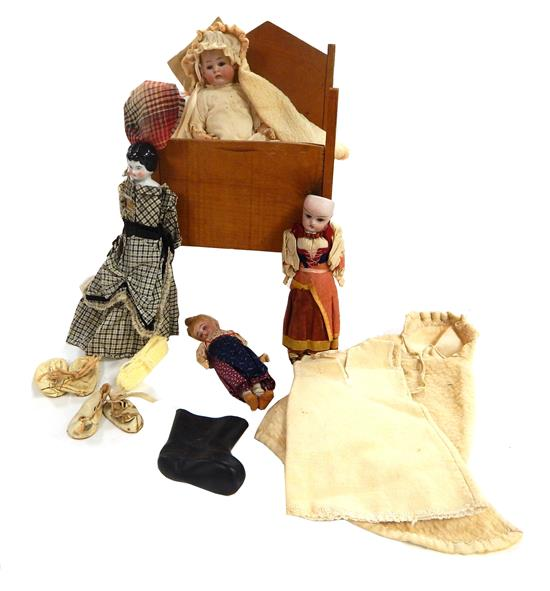 DOLLS Late 19th early 20th C bisque head dolls and