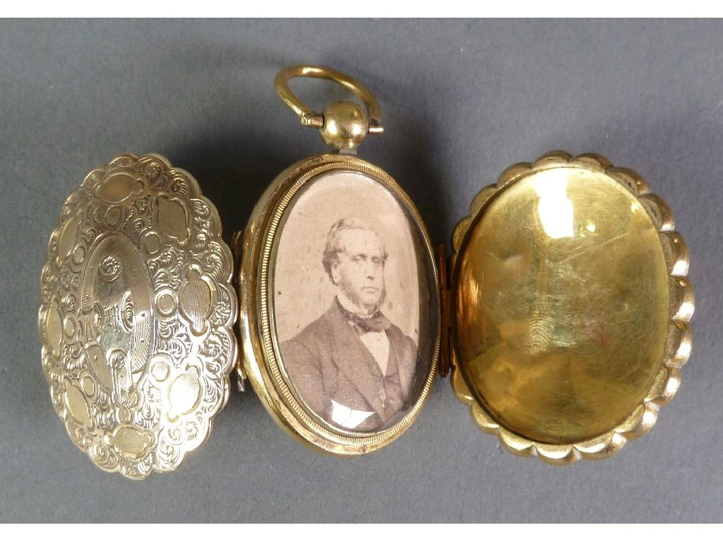 VICTORIAN OVAL PHOTOGRAPH LOCKET PENDANT double hinge opening with engraved