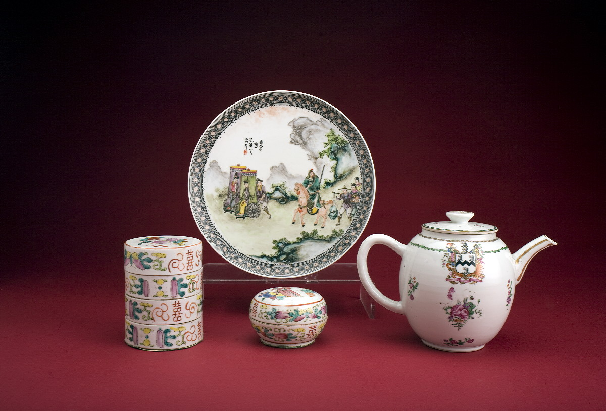 CHINESE PORCELAIN PLATE Painted in polychrome enamels with a view
