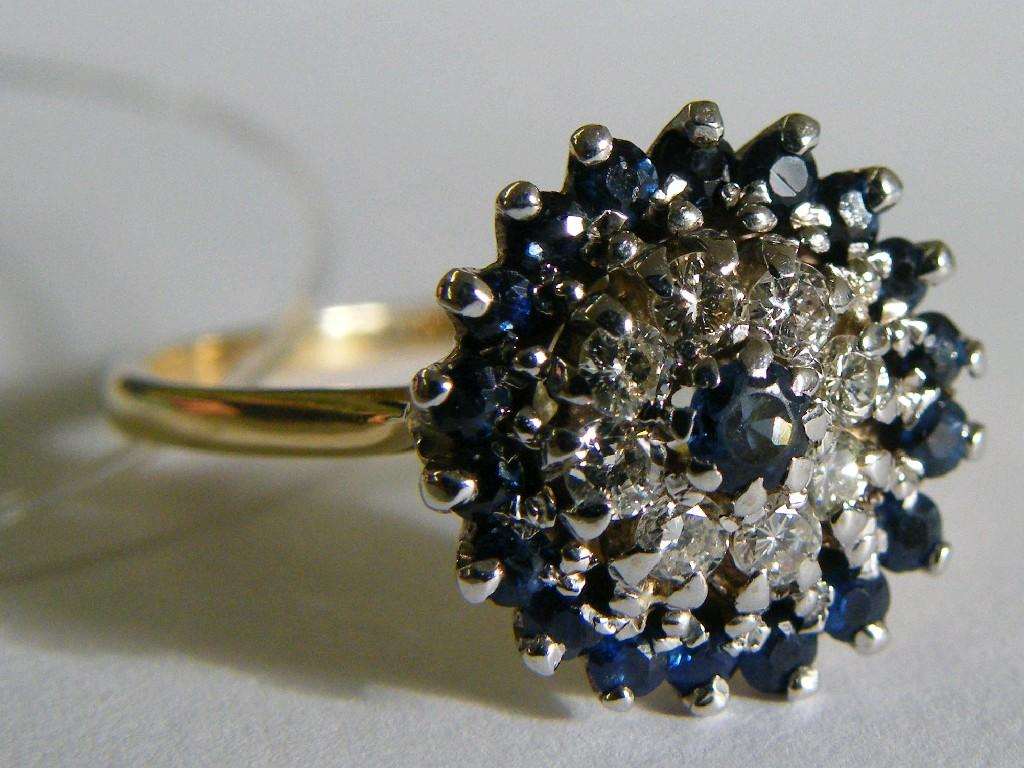 18ct diamond and sapphire reverse cluster ring 4 9gm size