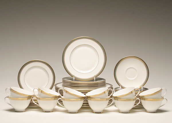 Royal Doulton china in the Clarendon pattern 12 each cups