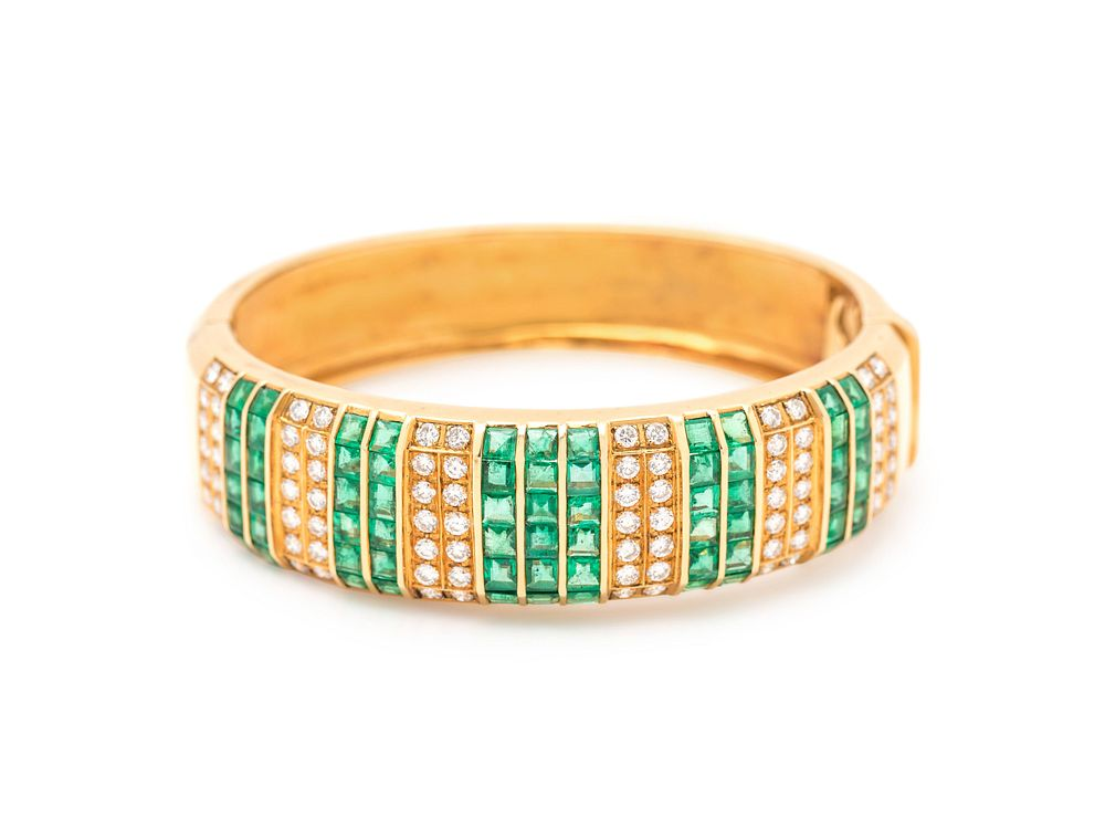 DIAMOND AND EMERALD BANGLE DIAMOND AND EMERALD BANGLE Containing 84