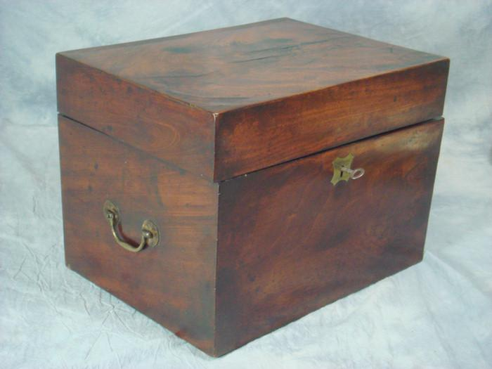 Georgian mahogany bottle chest fitted interior with 4 compartments containing