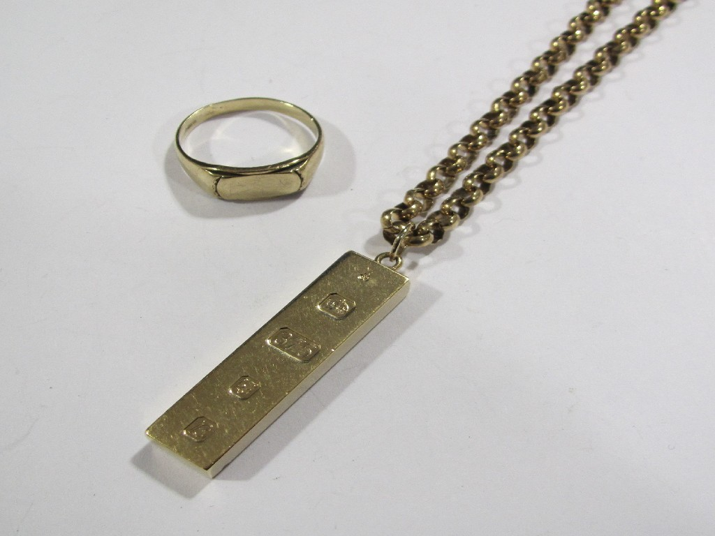Lot comprising a 9 ct gold ingot on belcher link