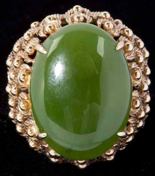 Gold and Jade Ringset with one oval emerald green jade