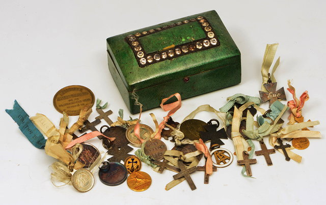 A SMALL EARLY 19TH CENTURY SHAGREEN COVERED BOX the domed