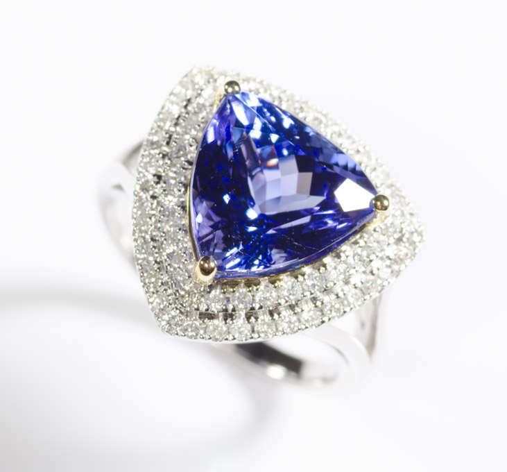 TANZANITE DIAMOND AND WHITE GOLD RING The 14k white gold