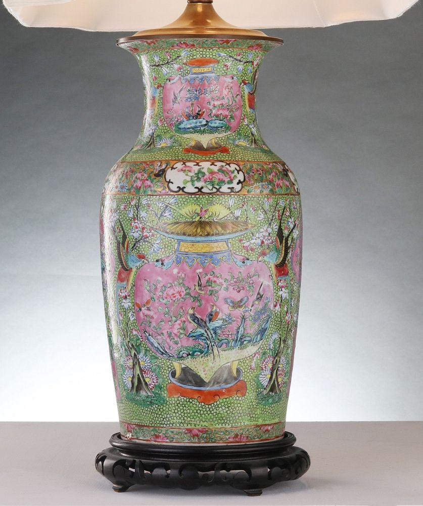 AN ANTIQUE CHINESE EXPORT PORCELAIN VASE AS TABLE LAMP The