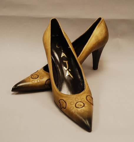 Gaja tan brown leather pumps with decorative stitching and etching