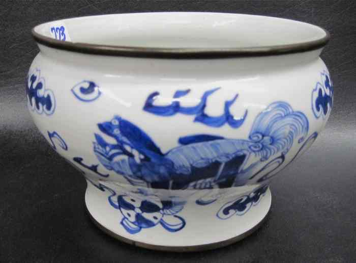 CHINESE BLUE AND WHITE PORCELAIN FOOD POT hand painted under