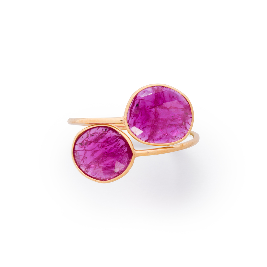 A RUBY AND EIGHTEEN KARAT GOLD RING A ruby and