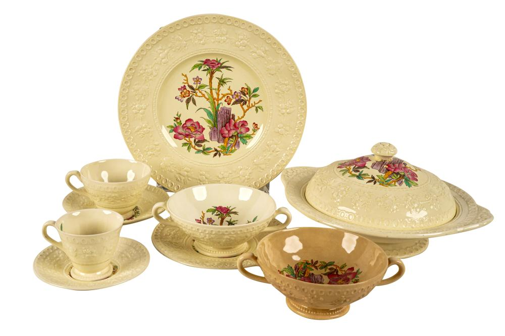 WEDGWOOD CHINA DINNER SERVICENankin Wellesley pattern Wedgewood marks to undersides