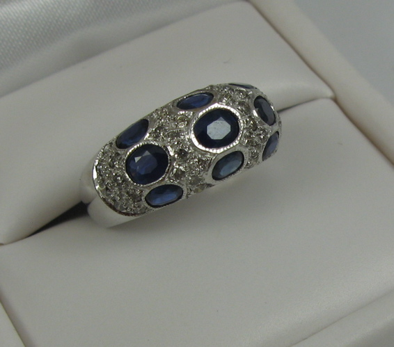 SAPPHIRE DIAMOND AND 18K WHITE GOLD RING set with nine