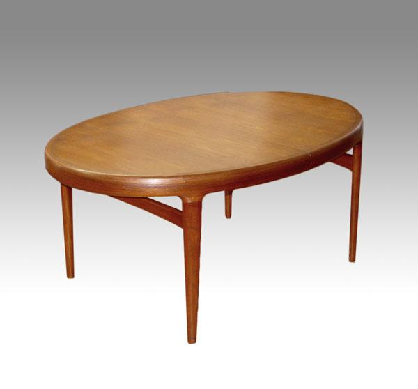 TEAKWOOD DANISH MODERN DINING TABLE DESIGNED BY HOS WULFF Oval