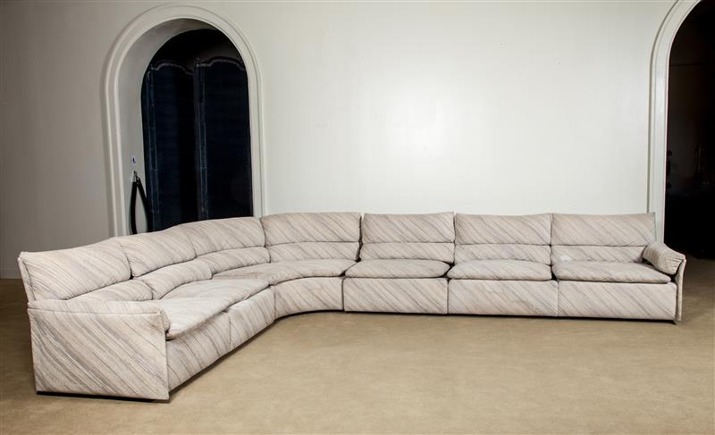 SECTIONAL SOFA SAPORITTI ITALIAN CIRCA 1980 Upholstery 29 x 2
