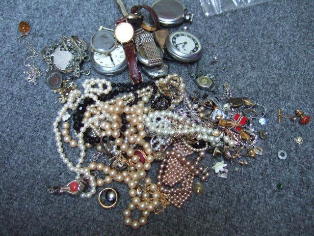 A collection of mostly costume jewellery including an amber pendant