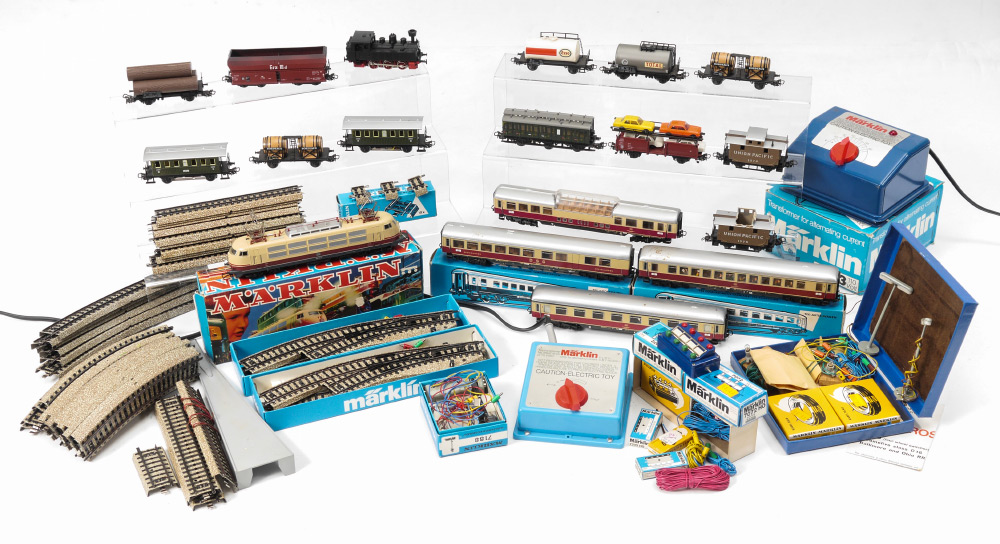 COLLECTION OF MARKLIN HO TRAINS ACCESSORIES Cars with original boxes