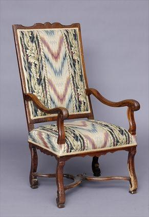 LOUIS XIV CARVED WALNUT FAUTEUIL A LA REINE The scalloped