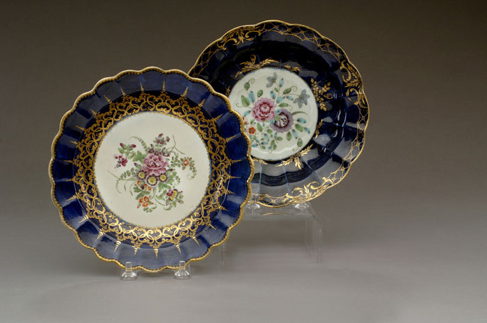 TWO WORCESTER PORCELAIN WET BLUE GROUND PLATES CIRCA 1770 75
