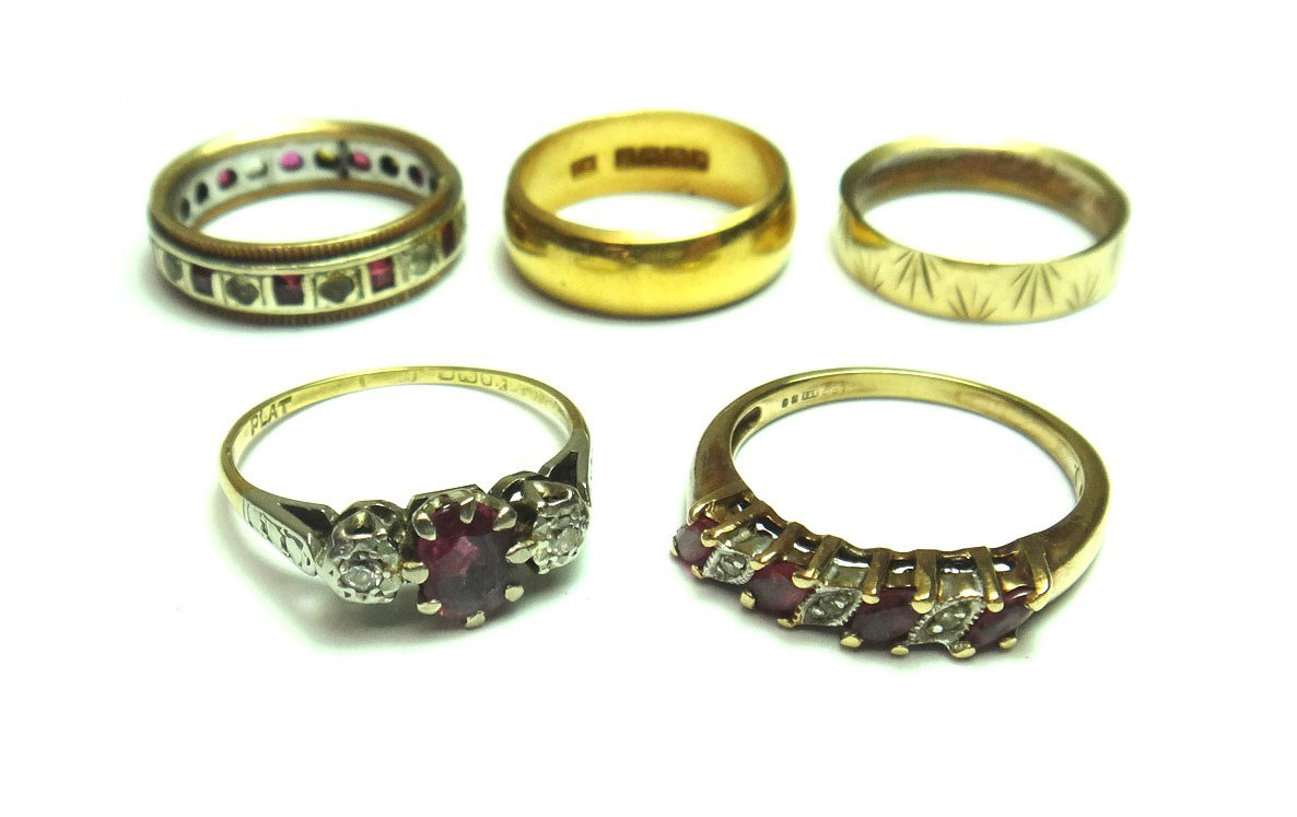 A 22ct gold wedding ring London 1919 weight 5 2