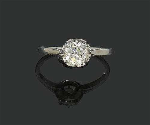 DIAMANT RING Frankreich um 1920 Platin Dekoratives Solitaire Modell mit