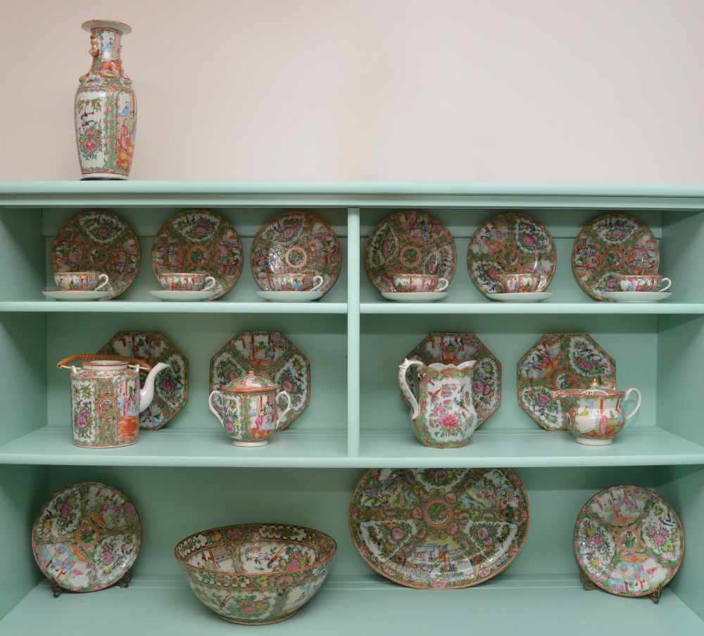 ESTATE COLLECTION OF ROSE MEDALLION CHINA Approx 31 assembled pieces