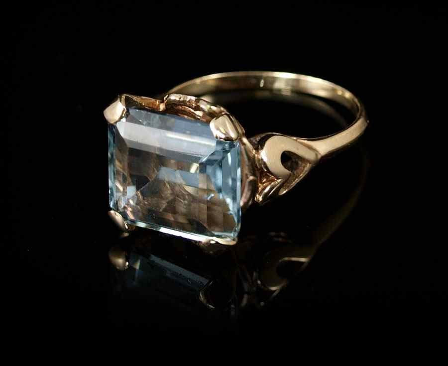 7 CT BLUE TOPAZ RING 14K yellow gold ring contains
